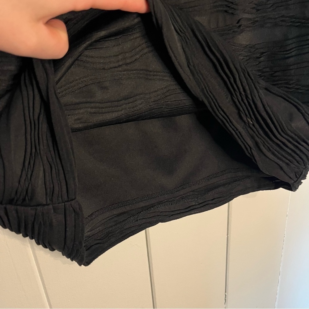 Reitmans Black Textured Midi Skirt. Size 9. - Picture 4 of 6